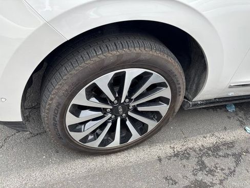 Certified 2024 Lincoln Navigator L Reserve AWD/4WD image 9