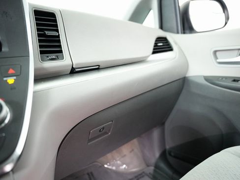 Used 2018 Toyota Sienna LE w/ Carpet Mat Package image 45