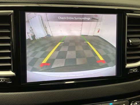 Used 2023 Chrysler Pacifica Touring-L image 5