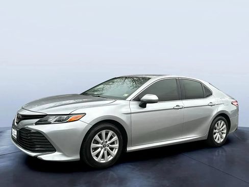 Used 2018 Toyota Camry LE FWD image 1