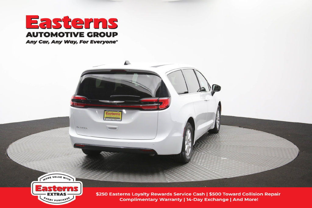 Used 2023 Chrysler Pacifica Touring-L FWD image 43
