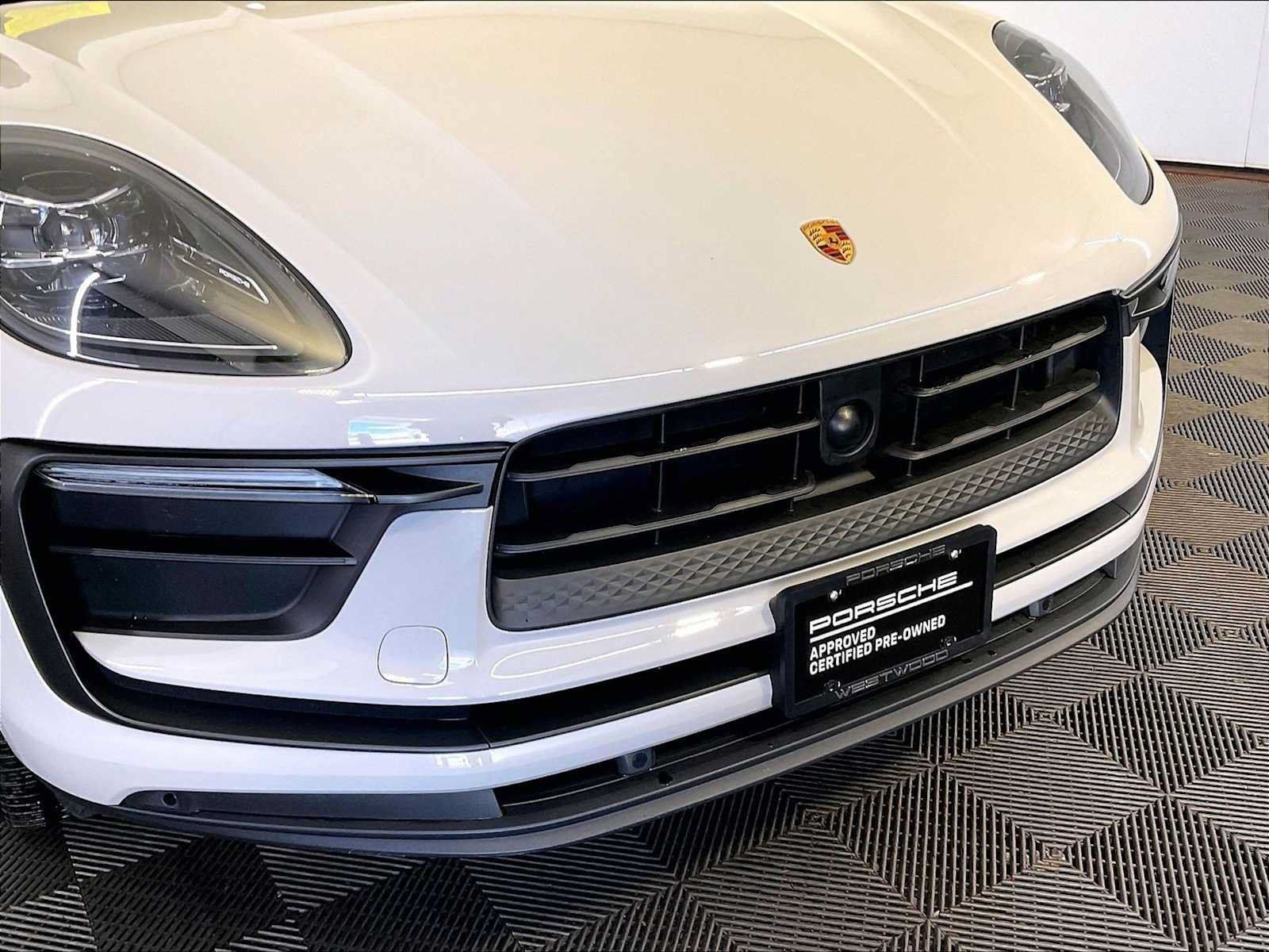 Certified 2023 Porsche Macan AWD/4WD image 34
