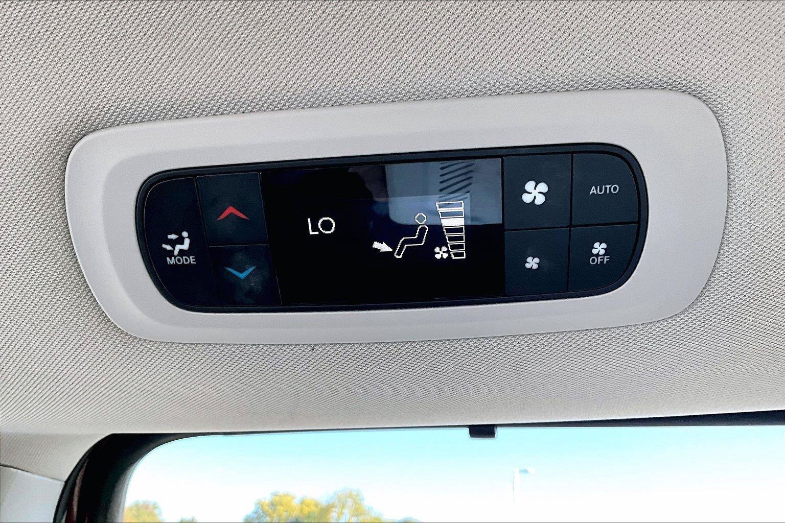 Used 2023 Chrysler Pacifica Touring-L AWD/4WD image 33