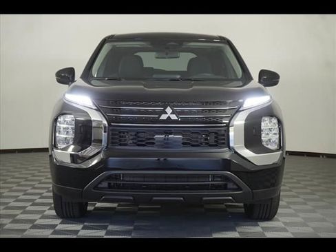 Used 2024 Mitsubishi Outlander ES AWD/4WD image 2