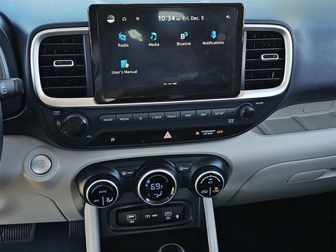 Used 2023 Hyundai Venue Limited image 23