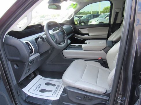 Used 2025 Ford Expedition Active AWD/4WD image 8