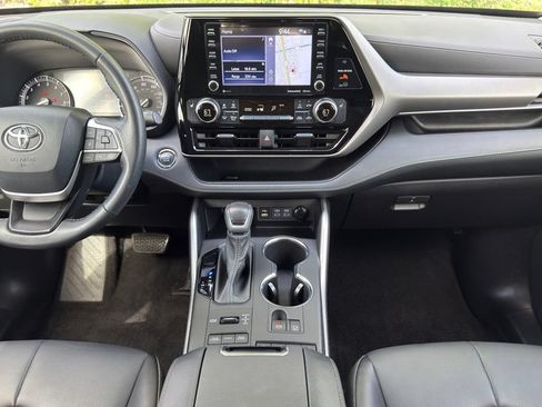 Used 2022 Toyota Highlander XLE AWD/4WD image 23