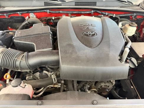 Used 2018 Toyota Tacoma TRD Sport AWD/4WD image 33