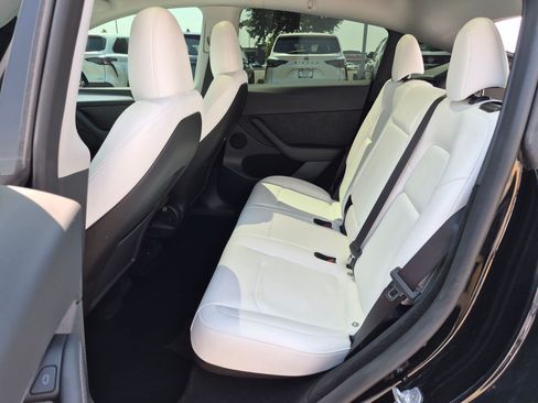 Used 2024 Tesla Model Y Long Range AWD/4WD image 29