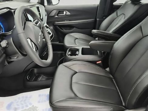 Used 2026 Chrysler Pacifica Select FWD image 10