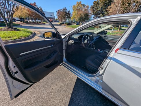 Used 2023 Nissan Altima 2.5 SR image 8