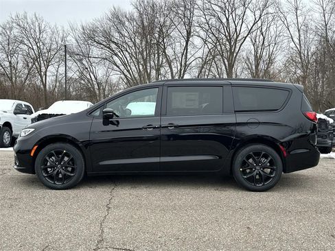 New 2026 Chrysler Pacifica Select image 5