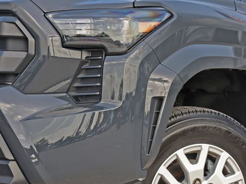 Used 2025 Toyota Tacoma SR5 AWD/4WD image 11