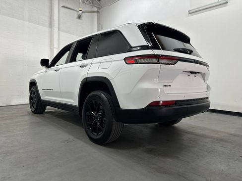 Used 2024 Jeep Grand Cherokee Altitude AWD/4WD image 18