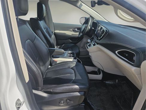 Used 2024 Chrysler Pacifica Touring-L w/ Uconnect Theater Family Group FWD image 6
