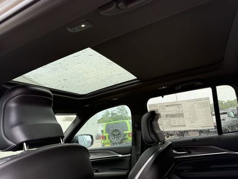 New 2025 Jeep Grand Cherokee Overland w/ Luxury Tech Group IV AWD/4WD image 18
