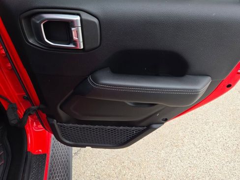 Used 2018 Jeep Wrangler Unlimited Sahara w/ Cold Weather Group image 11