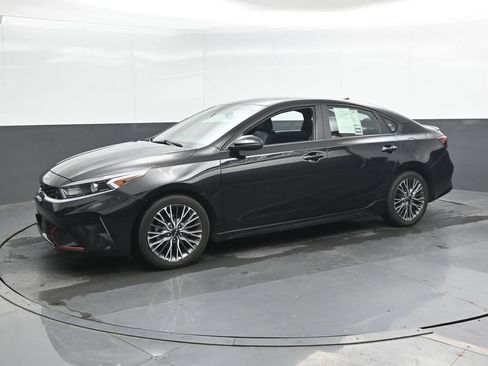 Used 2023 Kia Forte GT-Line w/ GT-Line Premium Package FWD image 9