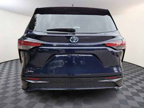 Certified 2025 Toyota Sienna XSE image 5
