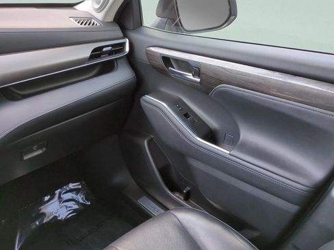 Used 2023 Toyota Highlander Limited image 16