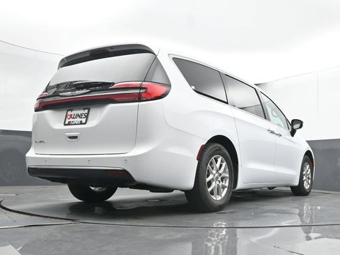 Used 2025 Chrysler Pacifica Select FWD image 40