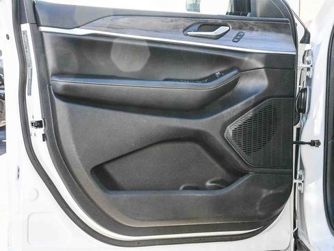 Used 2023 Jeep Grand Cherokee Limited w/ Black Appearance Package image 19