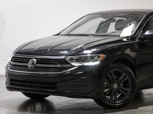 Used 2022 Volkswagen Jetta SE w/ Panoramic Sunroof Package FWD image 7