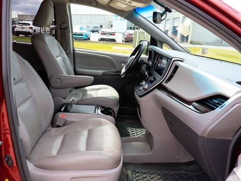 Used 2016 Toyota Sienna XLE FWD image 10