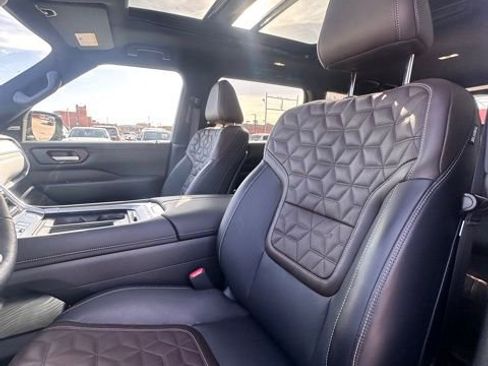 Certified 2025 Nissan Armada Platinum image 28