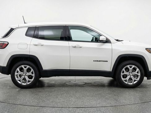Used 2025 Jeep Compass Latitude AWD/4WD image 11