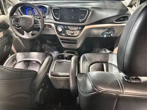 Used 2024 Chrysler Pacifica Touring-L image 28