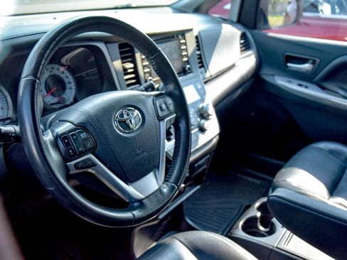 Used 2019 Toyota Sienna SE Premium AWD/4WD image 22