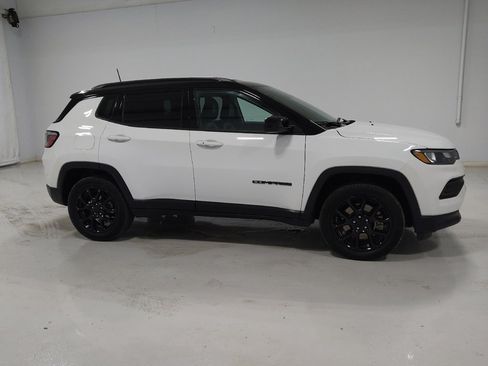 Used 2023 Jeep Compass Latitude w/ Convenience Group AWD/4WD image 11