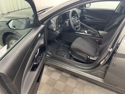 Used 2025 Hyundai Elantra SE FWD image 10