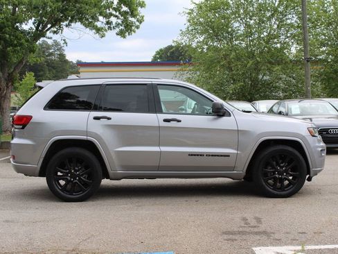 Used 2017 Jeep Grand Cherokee Altitude RWD image 5