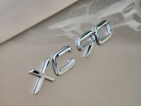 Used 2025 Volvo XC90 T8 Plus w/ Protection Package Premier image 15