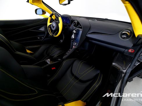 Used 2022 McLaren 765LT RWD image 21