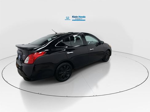 Used 2018 Nissan Versa SV FWD image 2