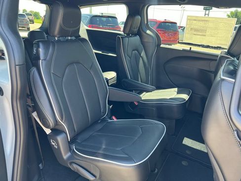 New 2027 Chrysler Pacifica Limited FWD image 18