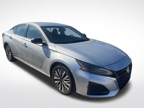 Used 2024 Nissan Altima 2.5 SV image 1