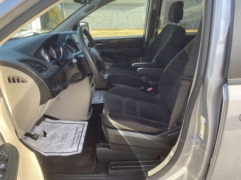 Used 2018 Dodge Grand Caravan SE w/ UConnect Hands-Free Group image 12