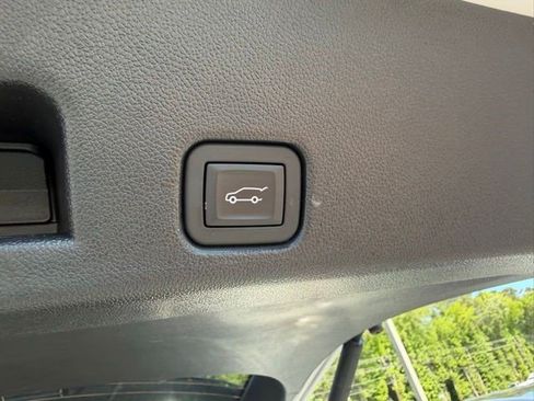 Used 2026 GMC Acadia Elevation w/ Elevation Premium Package FWD image 10