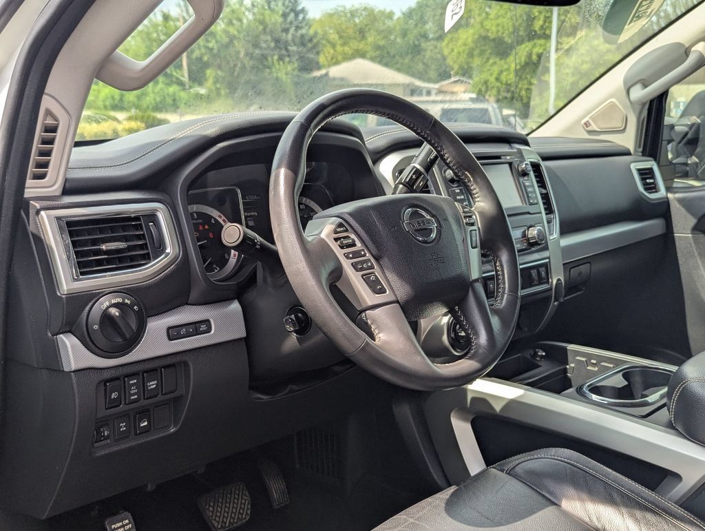 Used 2018 Nissan Titan PRO-4X w/ Pro-4x Convenience Package AWD/4WD image 9