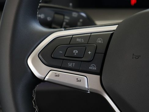 Certified 2025 Volkswagen Tiguan SE FWD image 12