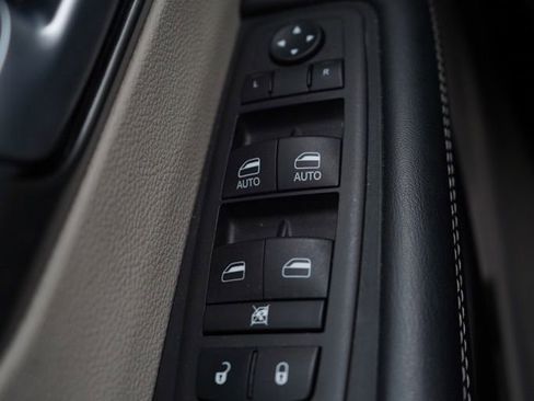 Used 2024 Chrysler Pacifica Touring-L image 19