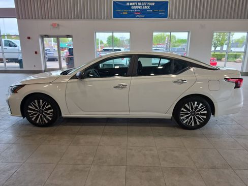 Used 2024 Nissan Altima 2.5 SV FWD image 12