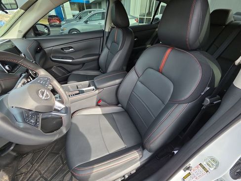 Used 2025 Nissan Sentra SR w/ SR Premium Package image 11