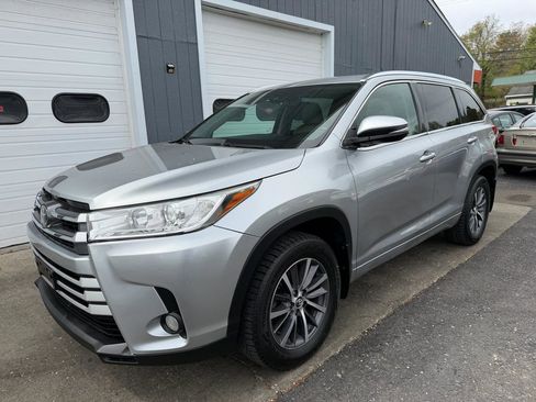 Used 2017 Toyota Highlander XLE AWD/4WD image 1
