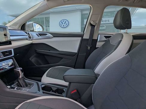 New 2026 Volkswagen Taos SE FWD image 21