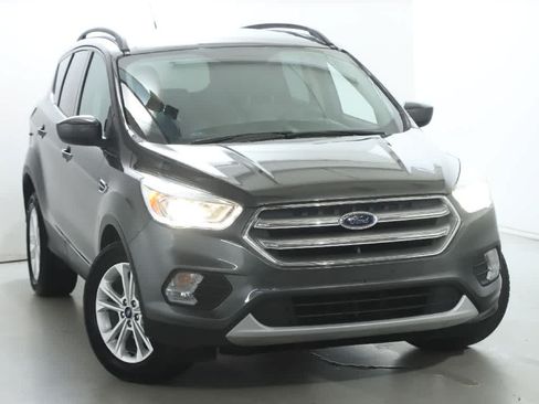 Used 2017 Ford Escape SE w/ Equipment Group 201A FWD image 2